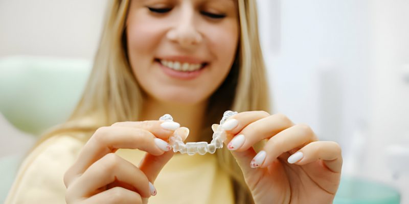 A Comprehensive Guide To Fix Overlapping Teeth with Invisalign Treatment_FI